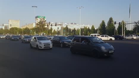 Tráfico-Intenso-En-El-Bulevar-Del-Centro-De-Tashkent,-Uzbekistán,-Por-La-Mañana.