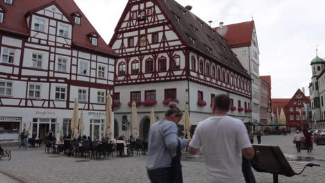People-At-The-Square-Of-The-Medieval-Walled-Town-Of-Nordlingen-In-Bavaria,-Germany