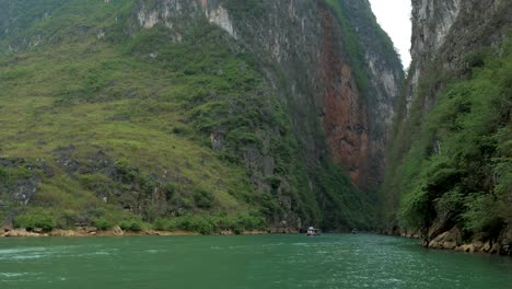 Boote,-Die-Menschen-Durch-Den-Ma-Pi-Leng-Pass-Am-Nho-Quế-Fluss-Transportieren