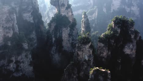 Impresionantes-Rocas-Gigantes-De-Avatar-De-Zhangjiajie-En-Una-Vista-Aérea-Cinematográfica-Escénica