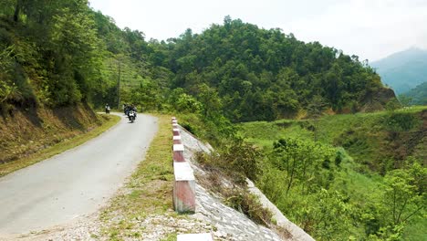 Gruppe-Von-Motorradfahrern-Und-Passagieren,-Die-Durch-Vietnam-Reisen