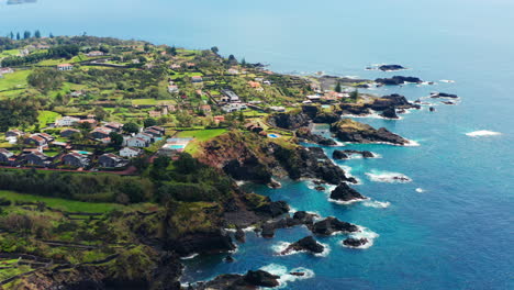 Filmische-Drohnenaufnahme-Aus-Der-Luft-Der-Wunderschönen-Küste-Der-Insel-Sao-Miguel,-Azoren-–-Portugal