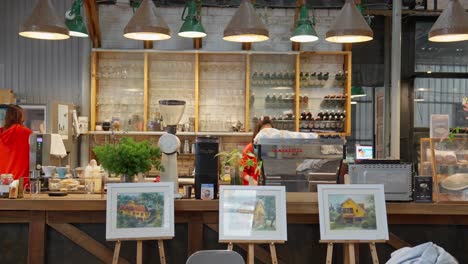 La-Cafetería-Tiene-Un-Bonito-Bar-Que-Muestra-Dibujos-Arquitectónicos.
