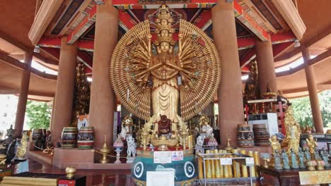 Buda-Dorado-Dentro-Del-Templo-De-Guanyin-En-Bangkok,-Tailandia,-Con-Una-Panorámica-De-La-Hermosa-Arquitectura-Y-Decoraciones