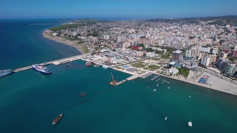 Vlora,-Albanien:-Erkunden-Sie-Die-Wunderschöne-Küstenstadt-Mit-Einer-Malerischen-Promenade,-Einem-Geschäftigen-Hafen-Und-Der-Ruhigen-Blauen-Meereslagune