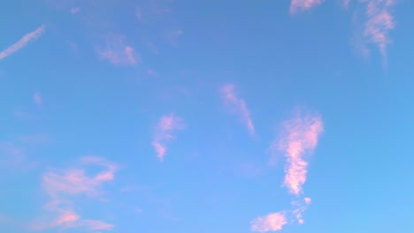 Kühle-Lila-Wolkenflecken-Am-Himmel