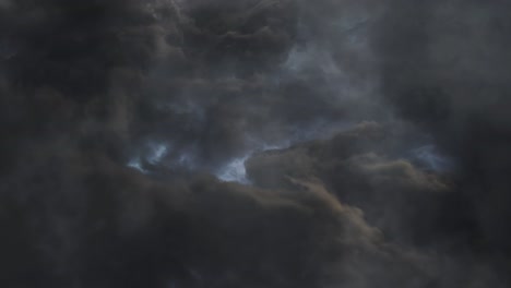 Blitze-Schlagen-In-Dunklen-Wolken-Ein