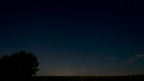 Time-Lapse-of-the-starry-sky-over-a-field