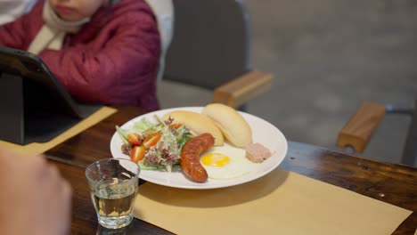 Un-Plato-Para-Desayunar-Con-Sándwiches-De-Huevo-Frito-Y-Salchichas