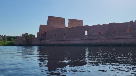 Vista-Panorámica-Exterior-Del-Templo-De-Philae-Desde-El-Río-Nilo.