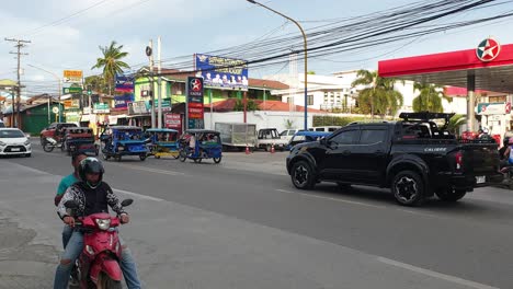 Filipino-tricycles-and-traffic-on-the-busy-streets-of-capital-city-Puerto-Princesa-in-Palawan,-Philippines,-Southeast-Asia