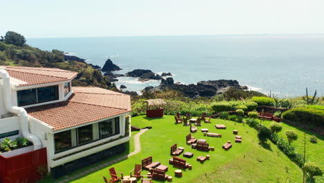 Filmische-Luftdrohnenaufnahme-Eines-Wunderschönen-Resorts-An-Der-Felsigen-Küste-Der-Insel-Sao-Miguel,-Azoren-–-Portugal