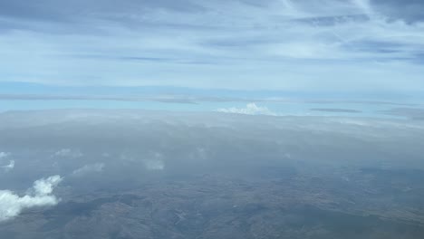 Flug-Zwischen-Wolkenschichten-An-Einem-Sonnigen-Herbstnachmittag,-Aufgenommen-Aus-Einem-Flugzeugcockpit-In-5000-M-Höhe