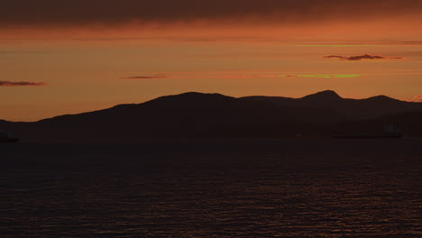Zeitraffer-Des-Sonnenunterganghimmels-Im-Hafen-Von-Vancouver,-Die-Sonne-Ist-Untergegangen,-Dämmerung
