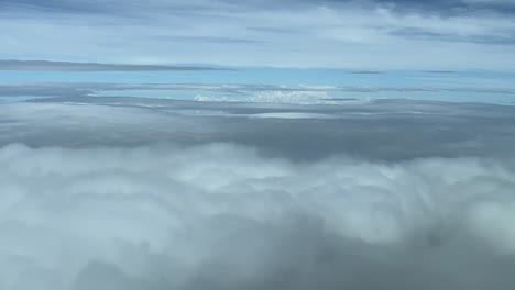 Fliegen-über-Einen-Bewölkten-Himmel,-Der-Mit-Schichten-Und-Ausgefransten-Weißen-Und-Grauen-Wolken-Bedeckt-Ist