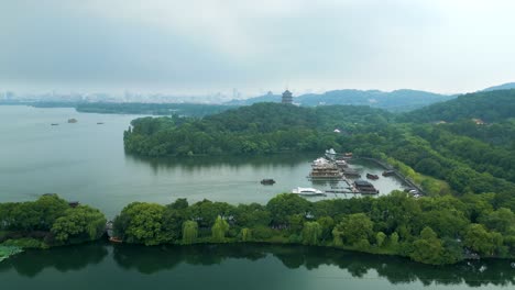 Aufschlussreiche-Drohnenansicht-Des-Westsees,-Der-Pagode-Und-Der-Stadtlandschaft-Von-Hangzhou