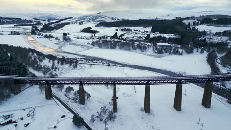 Luftaufnahmen-Einer-Hohen-Historischen-Eisenbahnbrücke-Auf-Betonpfeilern