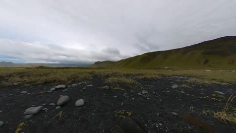 Playa-De-Arena-Negra-De-Reynisfjara-En-Islandia