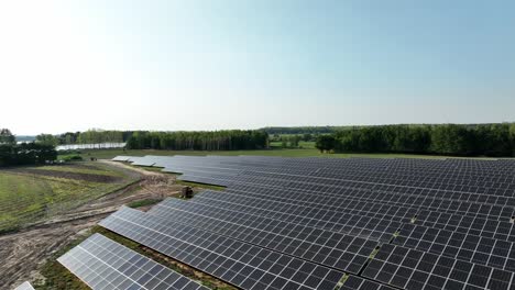 Drohnenstart-Von-Der-Solarpanel-Basisstation-Zur-Produktion-Erneuerbarer,-Grüner,-Sauberer-Solarenergie