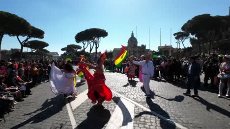 Comunidad-Boliviana-Desfilando-Durante-Un-Carnaval-Latinoamericano-En-Roma,-Capital-De-Italia