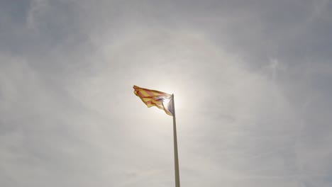 Die-Katalanische-Flagge-Weht-Am-Himmel-Von-Sant-Feliu-De-Guises-An-Der-Costa-Brava-In-Katalonien