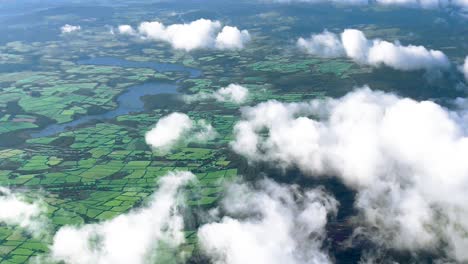 Eine-4K-Aufnahme-Von-Blessington-Lakes-Aus-Der-Luft,-Wobei-Die-Wolken-In-Einer-Höhe-Von-8000-Fuß-Vorbeiziehen