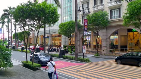 Urban-street-view-of-people-shopping-and-retail-therapy-in-Newport,-capital-city-of-Manila,-Philippines
