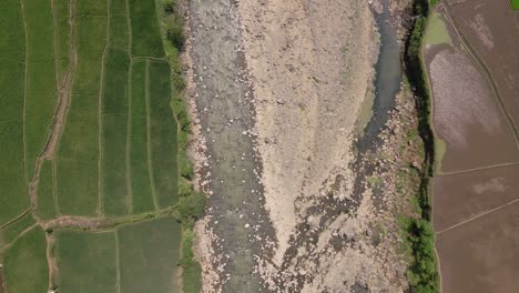 Luftaufnahme-Des-Wenigen-Wassers,-Das-Während-Der-Trockenzeit-In-Einem-Fluss-In-Java-Verbleibt