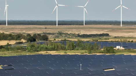 Solarpanel-Photovoltaik-Basisstation-Und-Windmühle-Für-Energie,-Saubere,-Grüne,-Erneuerbare-Produktion,-Luftaufnahmen,-Agenda-2030-Konzept