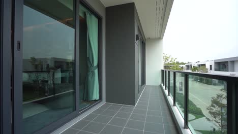 Nuevo-Y-Limpio-Diseño-Exterior-Del-Porche-De-Una-Casa-Moderna.