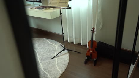 Footage-of-Violin-on-the-Floor-in-Stylish-Decorated-Room,-Medium