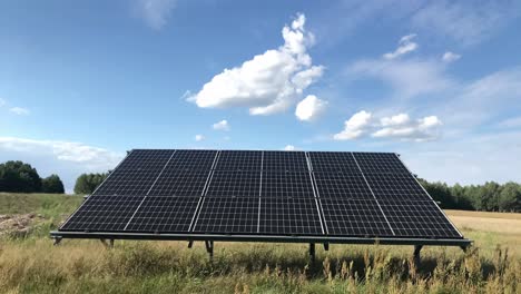 Lapso-De-Tiempo-Del-Concepto-De-Suministro-De-Energía-Verde-Renovable-Fotovoltaica-De-Un-Solo-Panel-Solar-Aislado