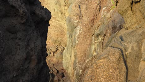 Formación-Rocosa-Erosionada-A-Lo-Largo-De-Una-Parte-Costera-De-Los-Gigantes,-Tenerife,-Con-Una-Toma-Panorámica-Aérea-De-Drones-Inclinándose-Hacia-Abajo