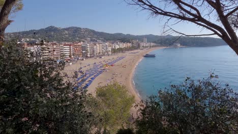 Lloret-De-Mar,-Gerona-Costa-Brava,-Spain-Time-Lapse,-panoramic-view-of-the-city-tourist-boat,-entering-the-sand-and-unloading-people