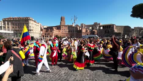 Comunidad-Colombiana-Desfilando-Durante-Un-Carnaval-Latinoamericano-En-Roma,-Capital-De-Italia.
