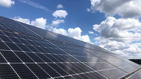 Einzel-Solarpanel-Zeitraffer-Von-Wolken,-Die-An-Einem-Hellen,-Sonnigen-Tag-Am-Blauen,-Klaren-Himmel-Vorbeiziehen,-Mit-Reflexion-Auf-Dem-Photovoltaik-Panel.-Tolles-Reset-Agenda-2030-Konzept