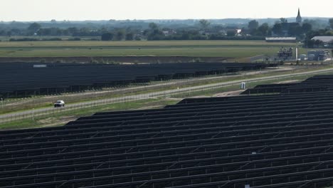 Luftpanoramablick-Auf-Eine-Riesige-Basisstation-Mit-Solarmodulen-Auf-Dem-Land