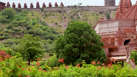 Künstlerischer-Jain-Tempel-Aus-Rotem-Stein-Am-Morgen-Aus-Einem-Einzigartigen-Blickwinkel.-Das-Video-Wurde-Am-19.-August-2023-In-Shri-Digamber-Jain-Gyanoday-Tirth-Kshetra,-Nareli-Jain-Mandir,-Ajmer,-Rajasthan,-Indien-Aufgenommen.
