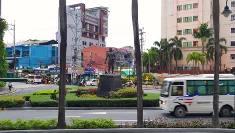 Urban-street-scene-of-Lapu-Lapu-monument-statue,-traffic-and-shops-in-Newport-City,-Manila-in-Philippines,-Southeast-Asia