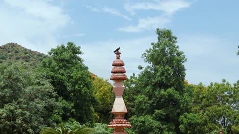 Künstlerische-Heilige-Jain-Säule-Aus-Rotem-Stein-Am-Morgen-Aus-Einem-Einzigartigen-Blickwinkel.-Das-Video-Wurde-In-Shri-Digamber-Jain-Gyanoday-Tirth-Kshetra,-Nareli-Jain-Mandir,-Ajmer,-Rajasthan,-Indien-Aufgenommen