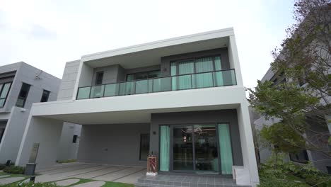White-and-Gray-Modern-Comtemporary-House-Exterior-Design