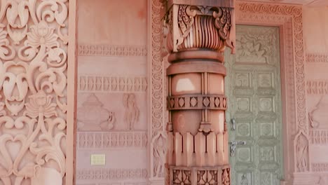 Templo-Jainista-De-Piedra-Roja-Tallado-A-Mano-Artístico-En-La-Mañana-Desde-Un-ángulo-único,-El-Video-Está-Tomado-En-Shri-Digamber-Jain-Gyanoday-Tirth-Kshetra,-Nareli-Jain-Mandir,-Ajmer,-Rajasthan,-India