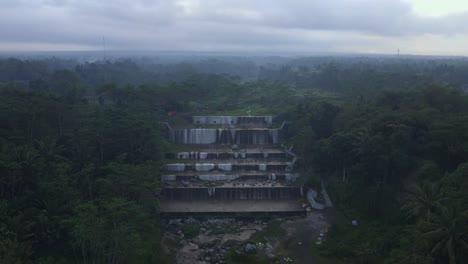 Luftaufnahme-Des-Naturflusses-Mit-Wasserfall-Am-Nebligen-Morgen