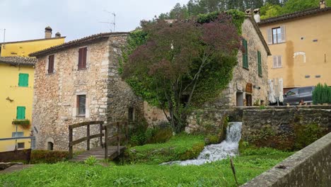 Tree-Next-To-Stream-With-Fresh-Spring-Water-Flowing-In-Rasiglia,-Scenic-Village-In-Umbria,-Italy