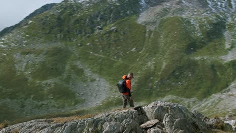 Luftaufnahme-Eines-Wanderers-Mit-Rucksack,-Der-Auf-Dem-Gipfel-Des-Berges-Spaziert