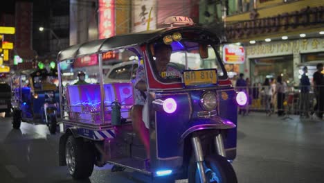 Taxistas-De-Tuk-tuk-Que-Trabajan-En-El-Turno-De-Noche-Buscando-Clientes-En-El-Barrio-Chino-De-Bangkok