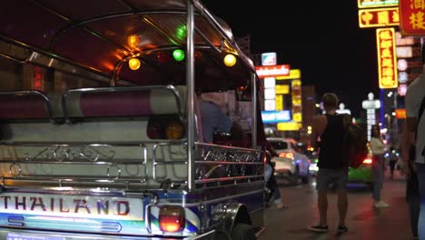 Thailands-Tuk-Tuk-Taxi-Bremst-Für-Männlichen-Reisenden,-Der-Bangkok-Chinatown-Besucht