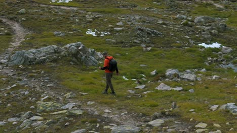 Wanderer-Mit-Rucksack-Wandert-Auf-Felsigem-Weg-In-Den-Schweizer-Alpen