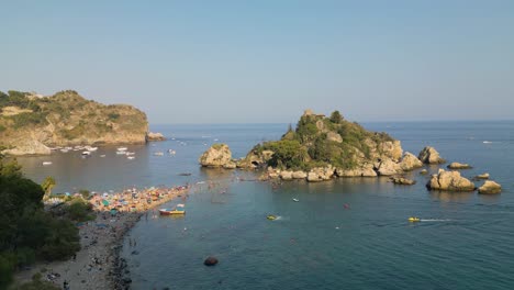 Die-Filmische-Boom-Aufnahme-Zeigt-Die-Insel-Isola-Bella-Und-Den-Strand-In-Taormina,-Sizilien,-Italien
