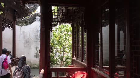Pavillon-Und-Kleines-Reihenhaus-Im-Yuyuang-Garten-In-Shanghai,-China-Mit-Schwenkbewegung